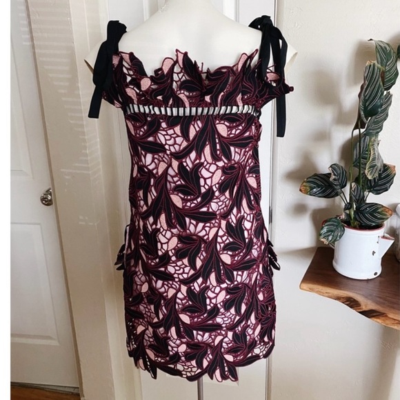 Elliatt Thisbe Appliqué Dress - Picture 4 of 7